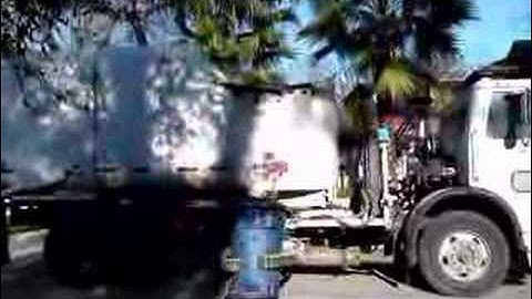 Garbage Truck - Heil Python - Recycle Bin Dumping