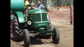 2 Cylinder Deutz tractor on the pull sled at Miriam Vale . Resimi