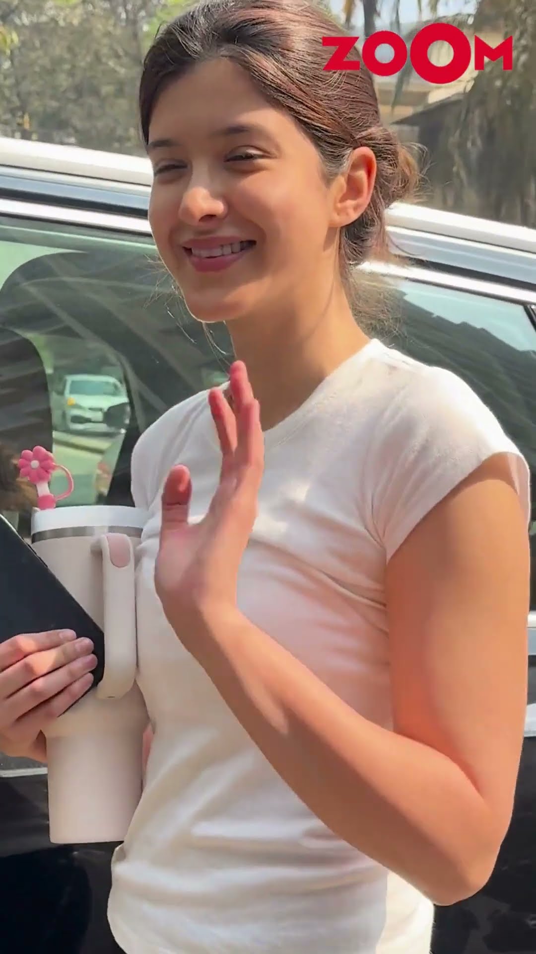 Shanaya Kapoor's ADORABLE wave as she poses for the paps outside her gym #shanayakapoor #shorts