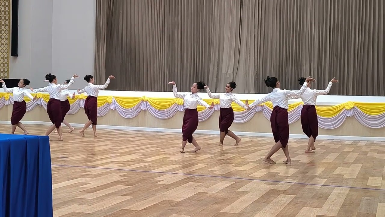 ส่วนหนึ่งของการแสดงระบำสี่บท บลิ่ม พี่ร้อยกรอง น้องร้อยแก้ว พี่เอิงเอย (น้องพลอยม.1).19.ก.พ.69