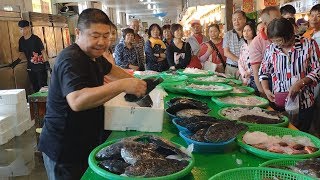永安漁港海鮮叫賣哥!!!!人氣拍賣海產攤!!!便宜石斑讓人無比心動，忍不住掏出錢包敗下去!!Amazing seafood acution  Yong-an Fish Harbor