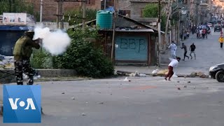 Police Clash With Protesters Amid Kashmir Lockdown screenshot 3