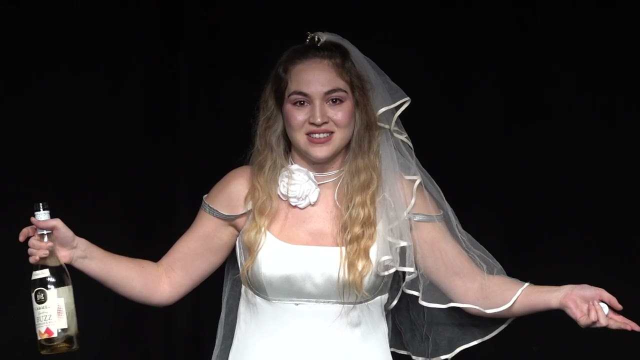 אמה פיטוסי - זכתה במקום השני בתחרות מונולוגים לכבודו של הצלם מולה עשת בסטודיו למשחק יורם לוינשטיין