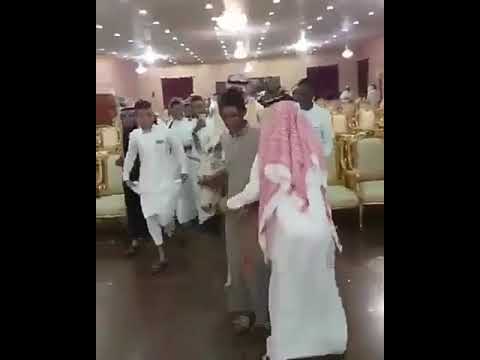 متداول شخص يحضر إلى قاعة زواج ب حمار