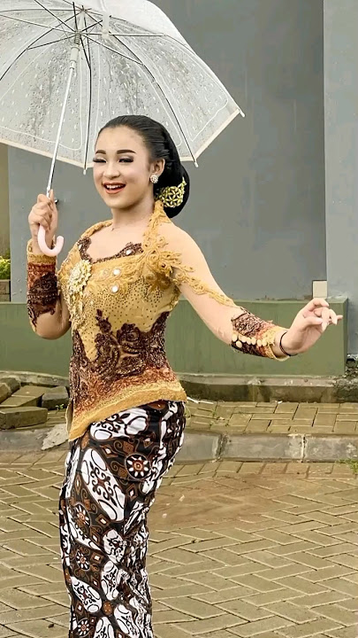 Pakai jarik dan kebaya kok bisa lari #nikensalindri #shorts #nikensalindry #youtubeshorts
