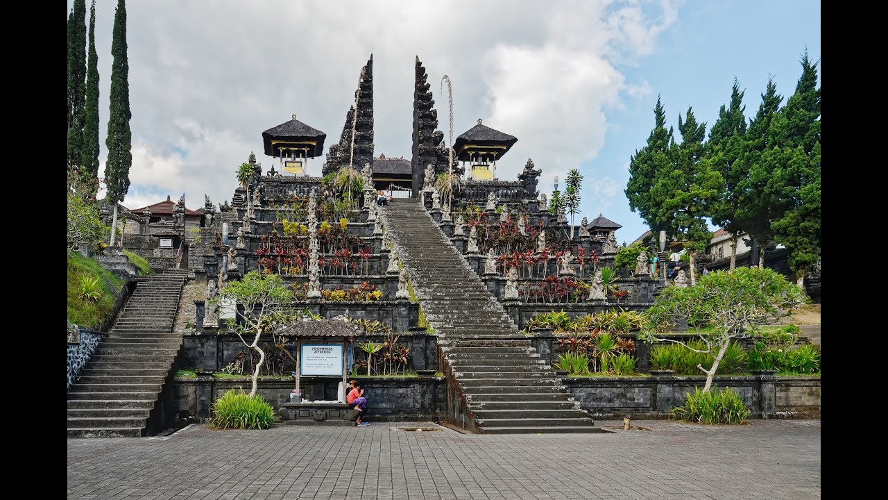 Le temple de Besakih 4K - Île de Bali - Indonésie
