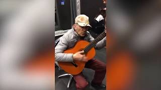 Kualitas Audio Remaster-Orang tua memainkan musik barat Ennio Morricone dengan gitar klasik