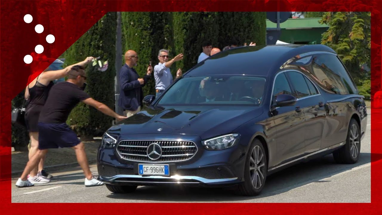 Il feretro di Silvio Berlusconi arriva a Valenza per la cremazione: applausi al passaggio