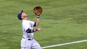 NYY@TB: Pearce makes an over-the-shoulder catch