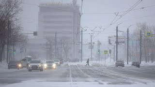 Сугробы с человеческий рост, метели и огромные пробки на дорогах. Мощный снегопад накрыл Челябинск