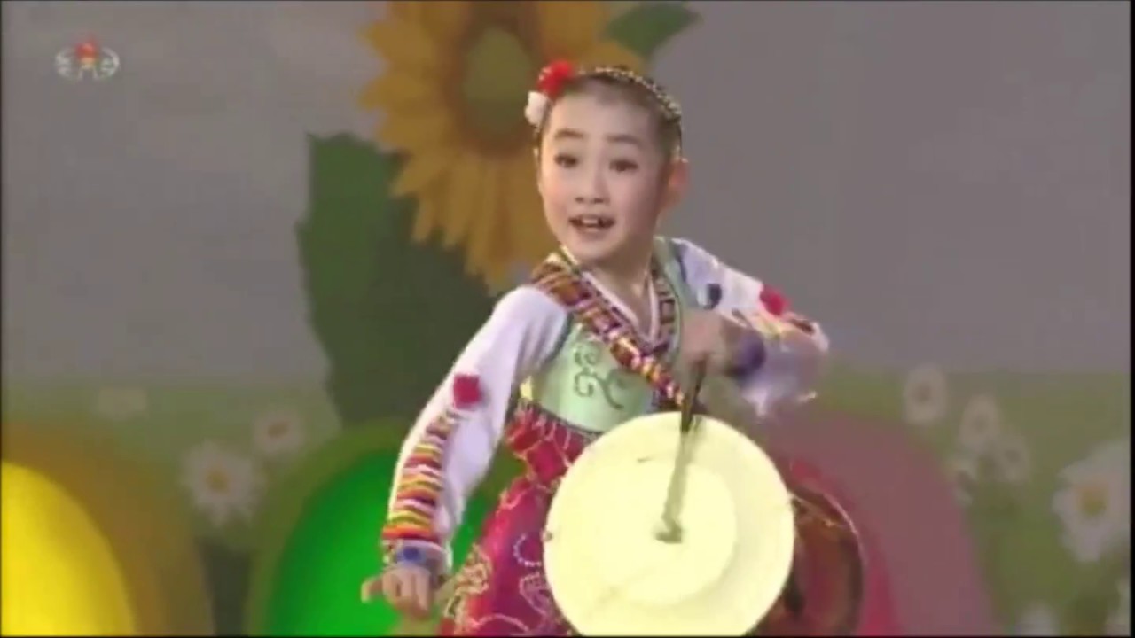 北朝鮮　漆絵 チャンゴ（朝鮮半島の伝統的な太鼓）を叩く女性 北朝鮮 漆絵 チャンゴ（朝鮮半島の伝統的な太鼓）を叩く女性 330px-