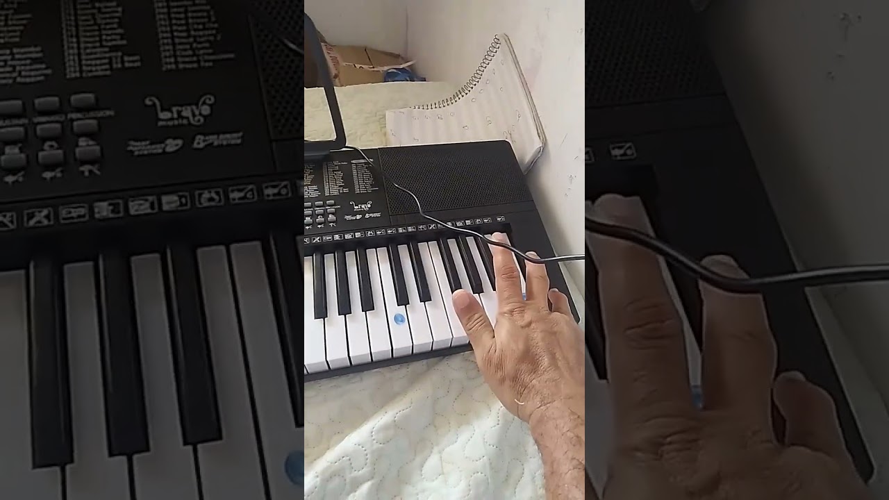 Baixos, timbres e melodia.