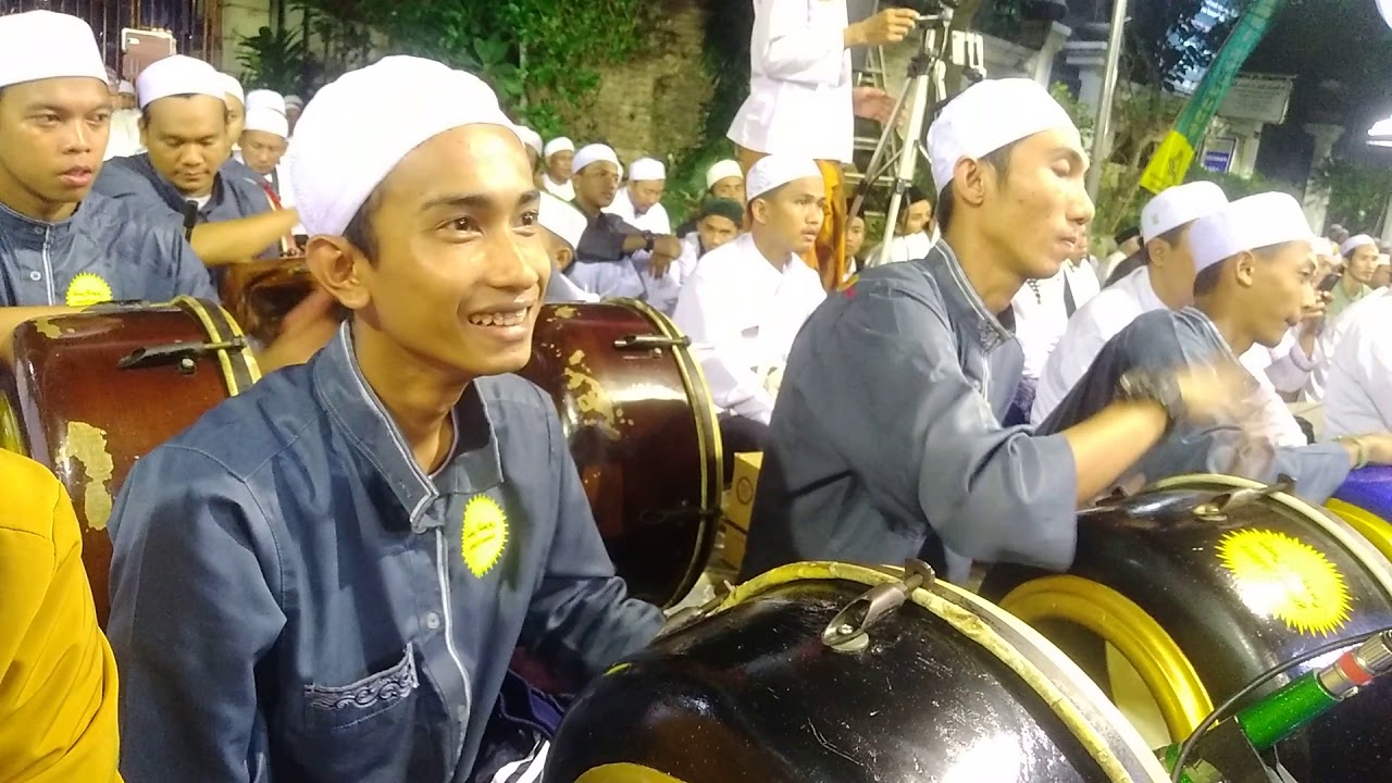 Hadro syamsi syumus Yaa Asyiqol