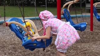 Las 2 Muñecas Jugando en el Parque