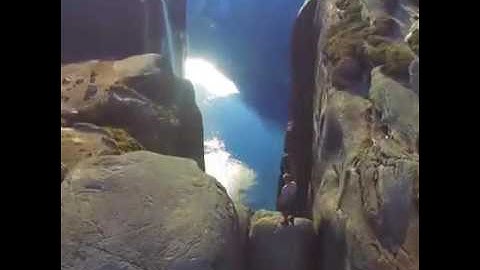 تلاوة رائعة جدا سبحان من أعطاه هذا الصوت الجميل