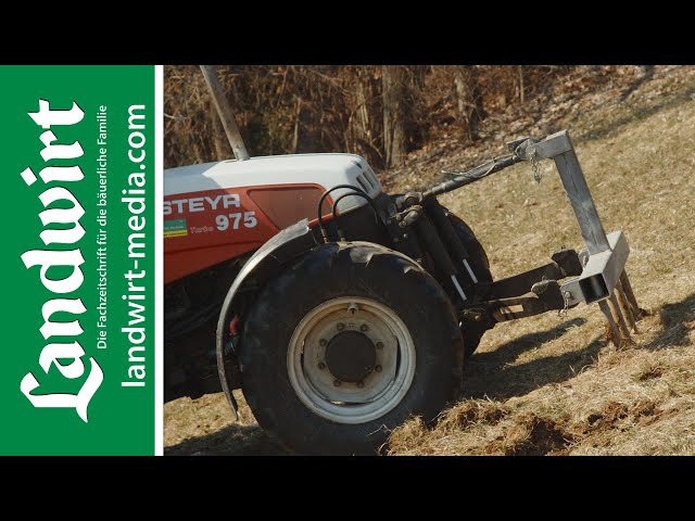 Landwirte, Die Traktor-Zubehör Für Das Plastiklaubdecken-Bett-Lügen  Vorbereiten Stockbild - Bild von umgebung, tropfenfänger: 149842913