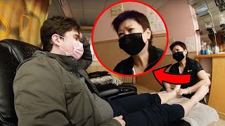 White Guy Suddenly Speaks Fluent Chinese During Foot Massage