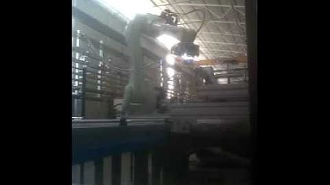 Pick & place presse ad iniezione - Robotic pick & place injection molding machines  - www.apiel.it