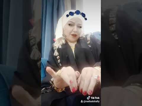 العجوزه غيرانه من حريم عيالها وعاوزه تحط احمروتلبس ملون
