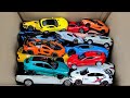Box Full Of Green Cars - Låda Fullt Av Gröna
