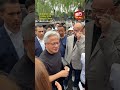 黄仁勋闲逛南锣鼓巷 喝豆汁表情失守逗笑