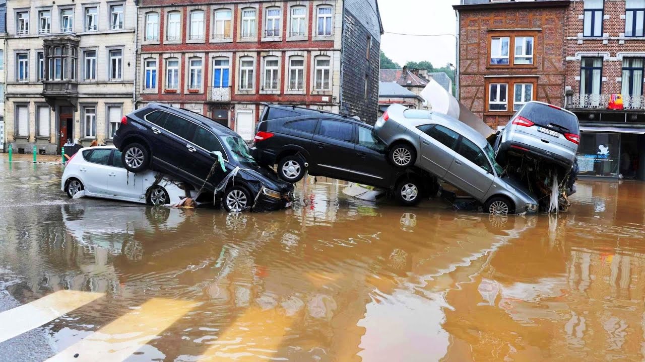 Знаменитый французский город Канны смыло внезапным наводнением