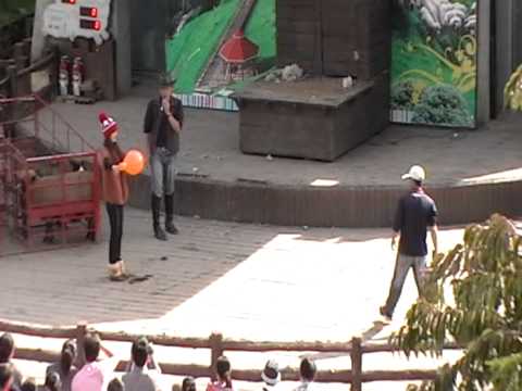 2011-07-25 清境-皮鞭表演 - YouTube