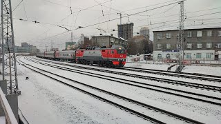 Электровоз ЭП2К-057 с пассажирским поездом №001Э  &quot;Владивосток - Москва&quot;