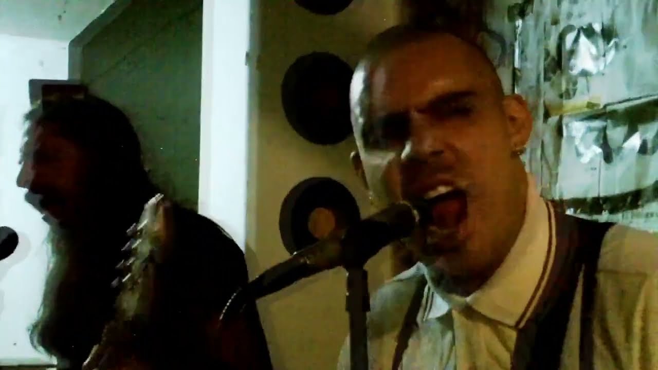 Guarda MESS - Traidores (Video Oficial) su YouTube Guarda MESS - Traidores (Video Oficial) su YouTube