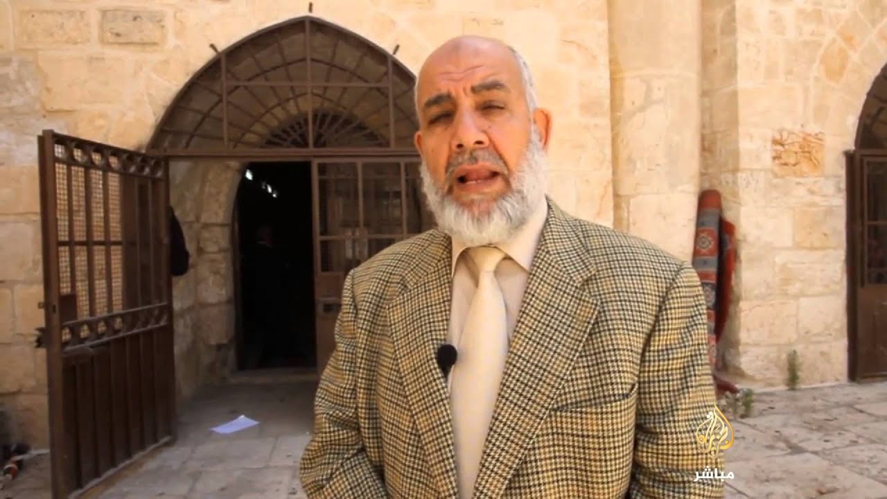 طلاب مدارس الأقصى يتقدمون لامتحانات الثانوية في باب الرحمة