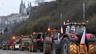 Чехия: фермеры, недовольные политикой ЕС, перекрыли движение в центре Праги …