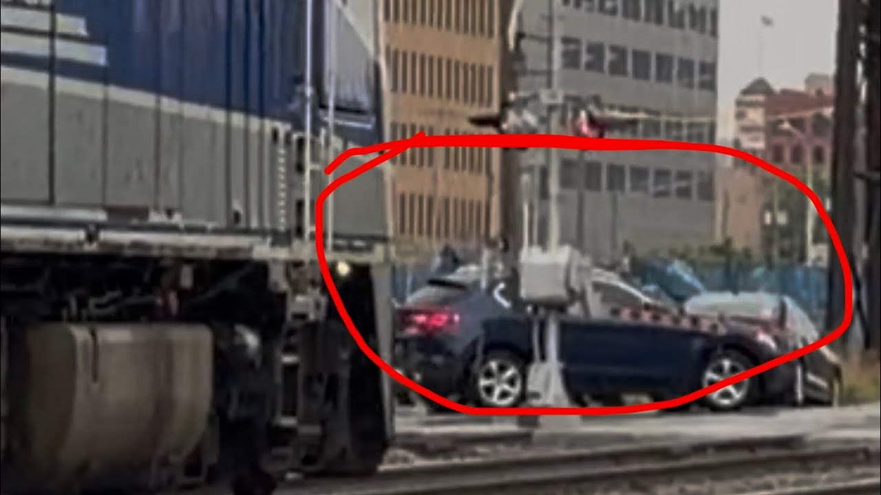Metra train nearly hits car in Chicago! - YouTube