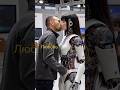 Парень ЦЕЛУЕТ КРАСОТКУ-робота. ЛЮБОВЬ?? A guy is kissing a robot girl. Будущее отношений и любви?