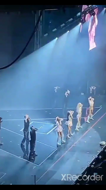 Blackpink's Jennie falling/losing her balance while performing Pretty Savage #jennie #blackpink 🖤💖