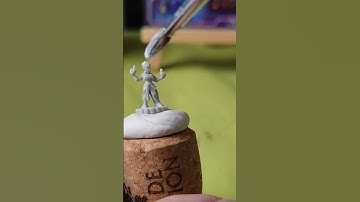 Painting my favorite tiny mini, Spellweaver from Gloomhaven: Buttons & Bugs @cephalofairgames ​