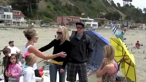 Will you marry me? Surprise beach proposal with sk...