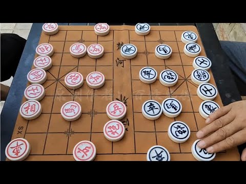 这棋下的异常激烈！出租车司机vs棋摊大师，车炮对抗车三兵没赢到【街边下象棋】