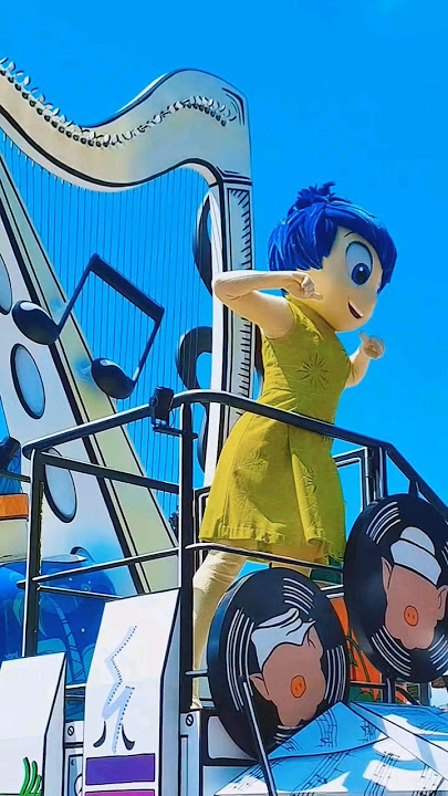😄 INSIDE OUT DISNEYLAND #insideout2 #disneyland #disneylandparis #disneyparks #dlp #pixar #dance