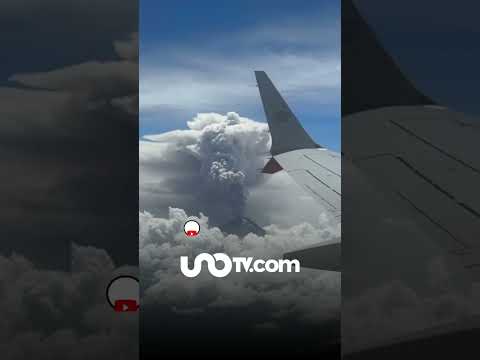Captan desde avión impresionante fumarola del volcán Popocatépetl: video