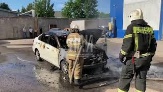 Иномарка, оснащённая газовым оборудованием, загорелась в Пскове