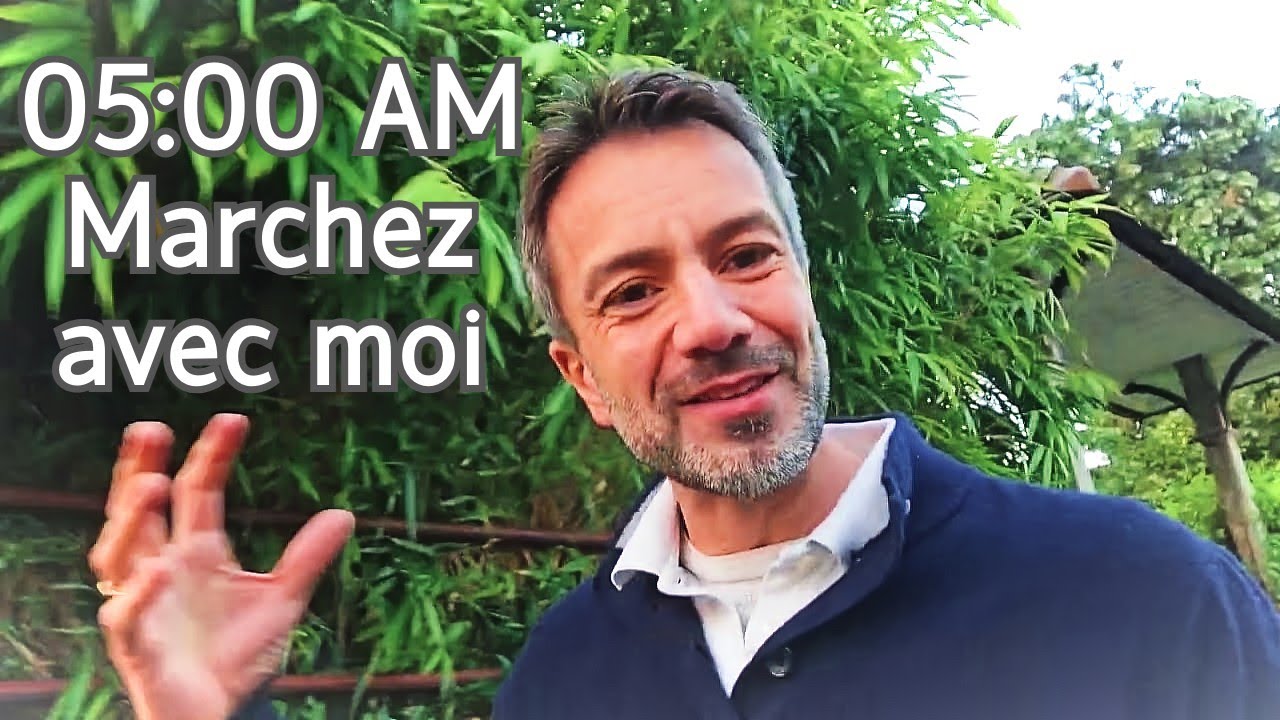 François marchant à l'aube pour se préparer à ses consultations astrologiques.