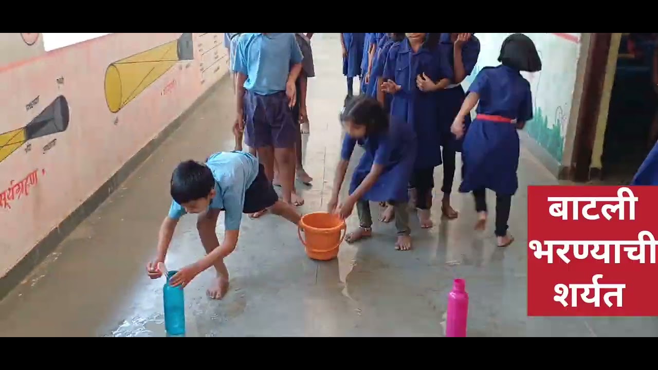 मनोरंजक खेळ-बाटली भरण्याची शर्यत