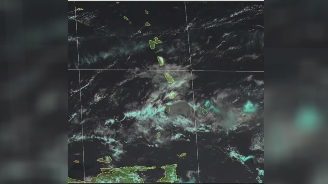 'Huge' explosion rocks St. Vincent as volcano keeps erupting - YouTube