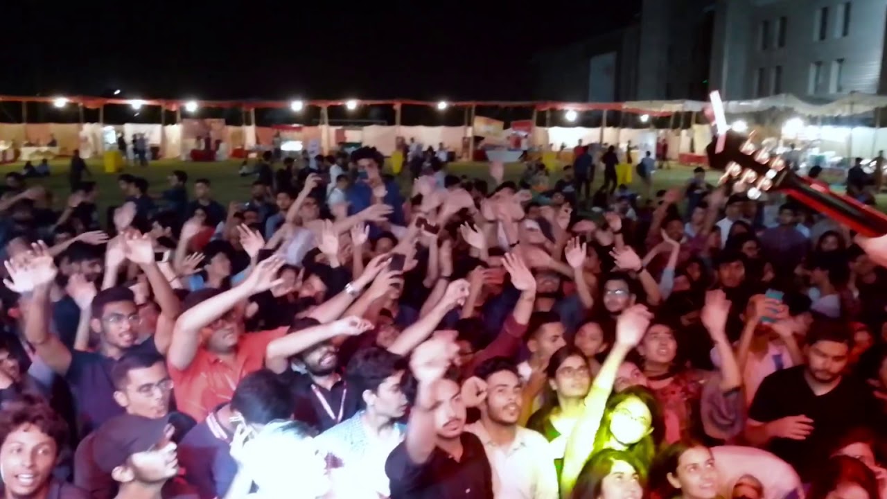 Behka Na | Ali Tariq | Live Acoustic Performance at IBA - YouTube
