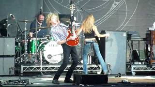 Sheryl Crow rocks Led Zepplin's "Rock and Roll" at Lilith Fair - Sheryl takes her bra off!! chords
