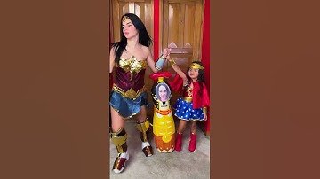 MI HERMANITA SE ENFRENTA A MI VECINA MALVADA !!