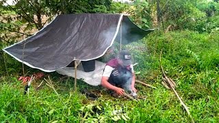 Solo camping survival mencari ikan dan membuat shelter di tepi kolam tua