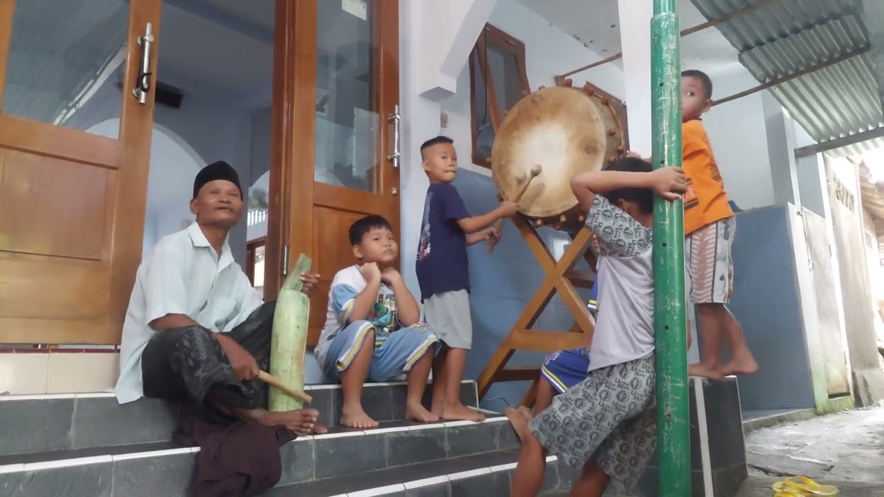 Nabuh Bedug di Mushola