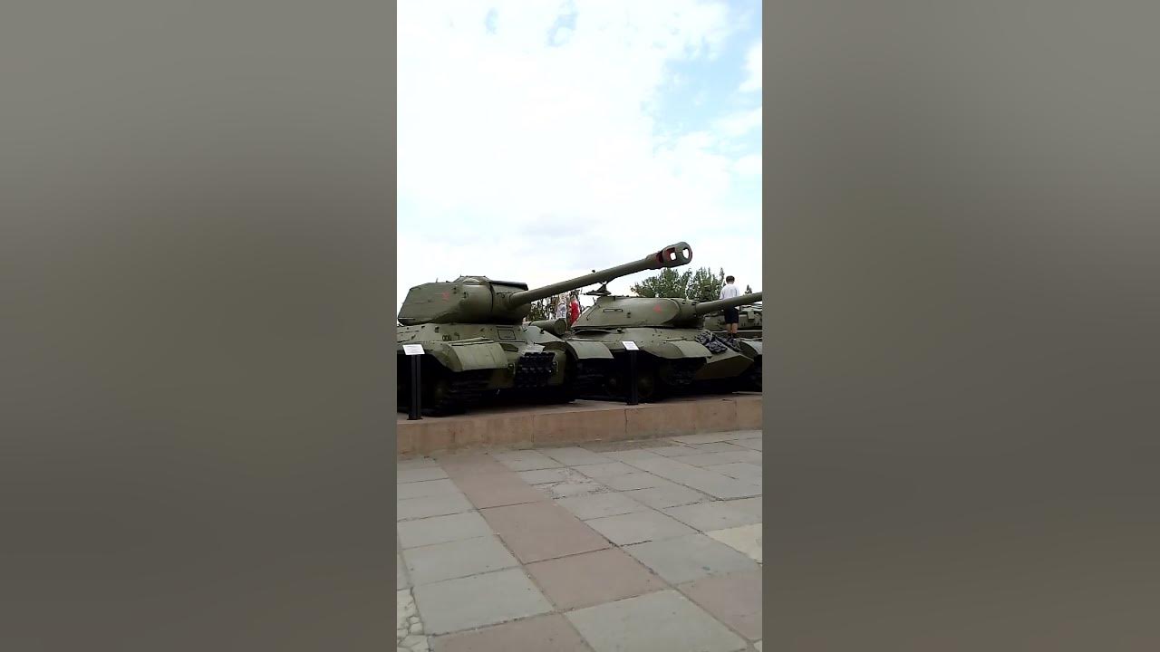 Советские танки и САУ времен ВОВ у музея Панорама Сталинградской битвы ...