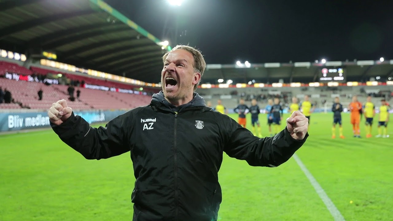 Alexander Zorniger fejrer sejren over FC Midtjylland med Brøndbys fans